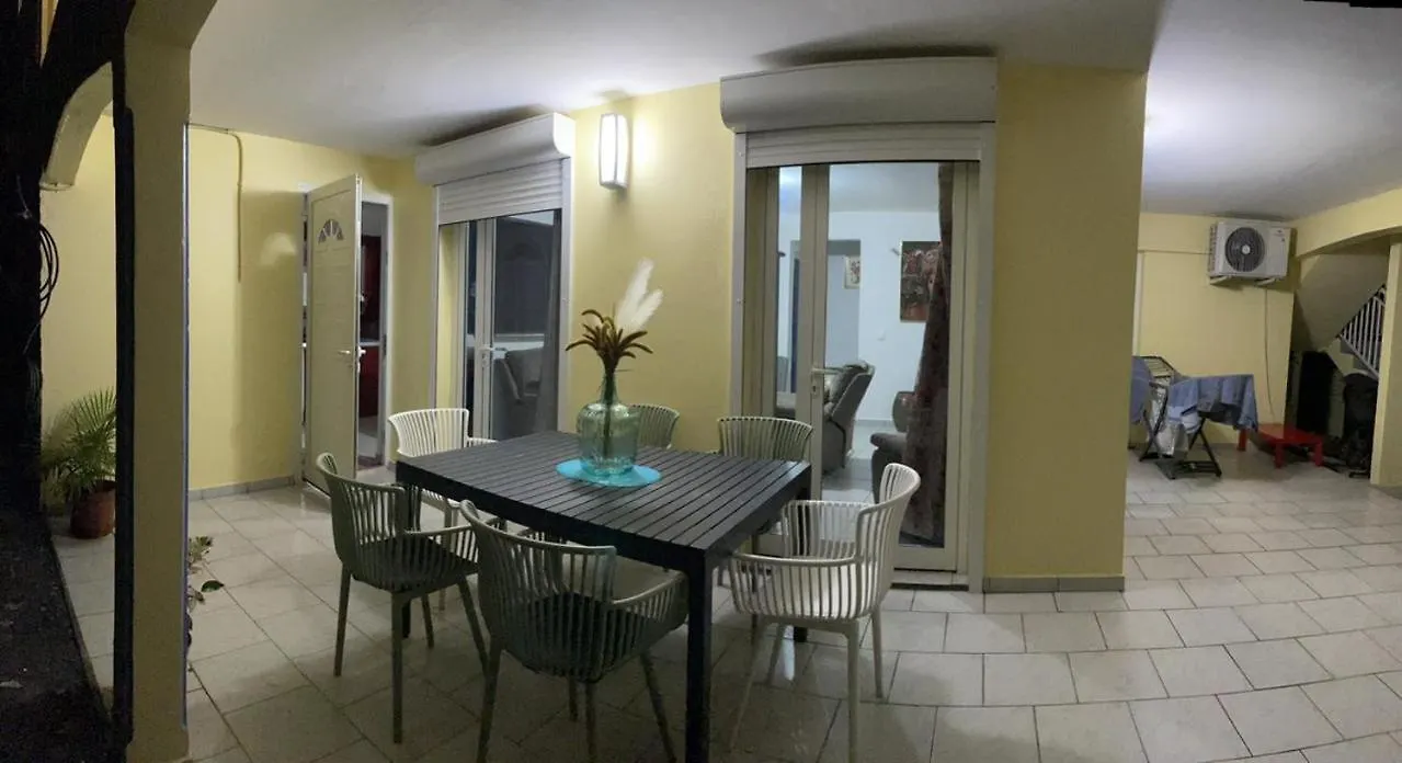 Dyna 2 Bedroom House Sainte-Rose